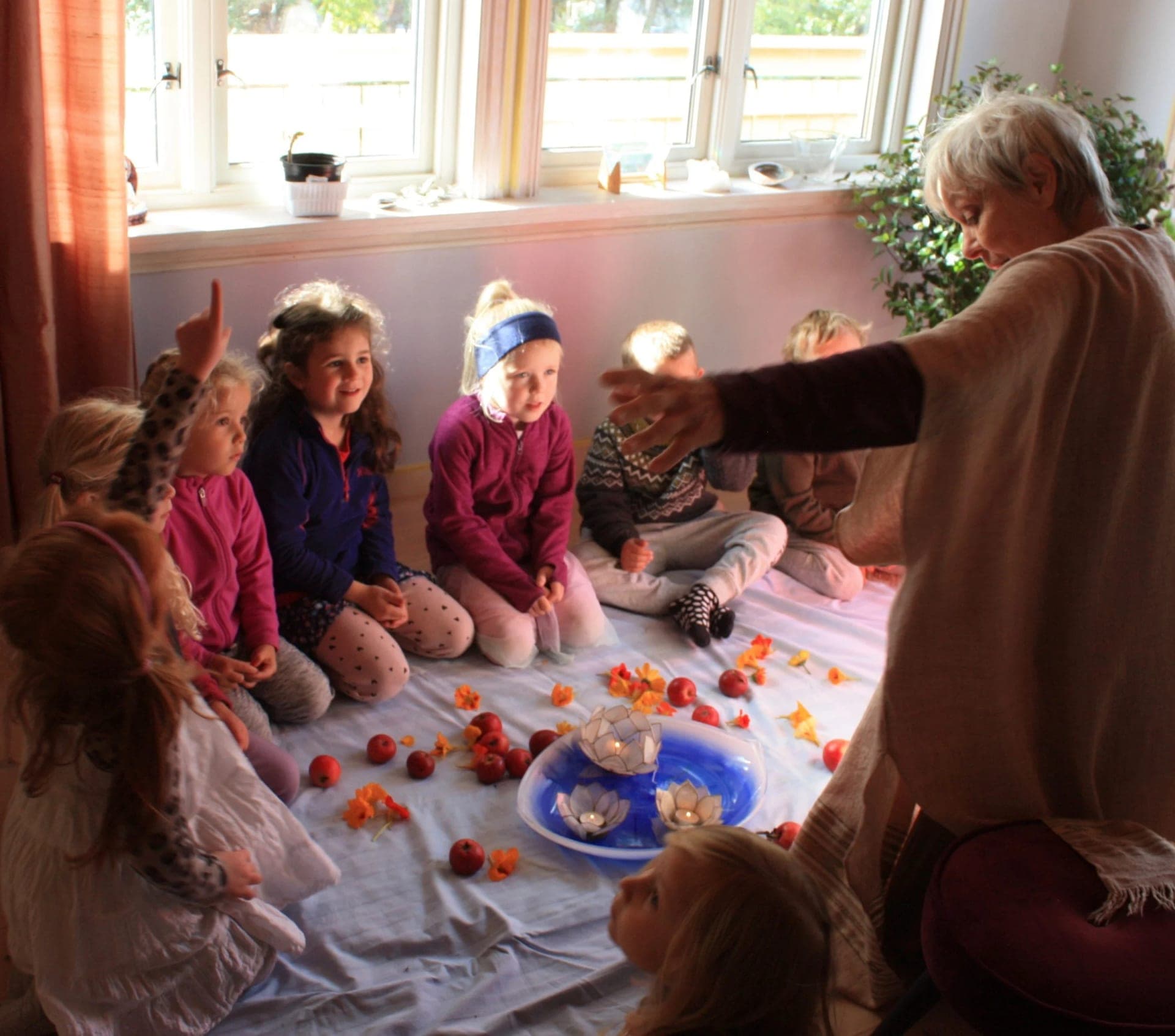 Barn på eventyrstund med naturen som inspirasjonskilde