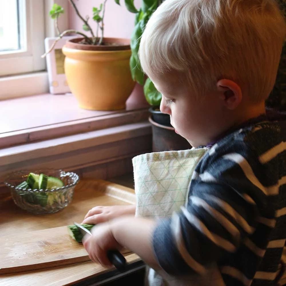 Gutt som er med på å lage mat på avdelingens kjøkken